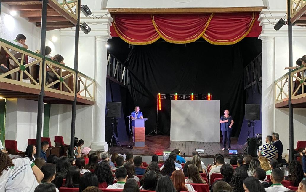 Vencedores da Etapa Regional do Festival Alunos que Inspiram da CREDE 17 se apresentaram no Teatro da Ribeira dos Icós